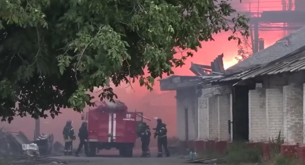 У Покровську рятувальники продовжують працювати під нищівним вогнем ворога (відео)