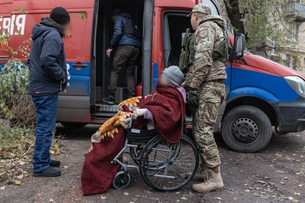 Білі янголи евакуювали з Мирнограда родину з трьох жінок 2