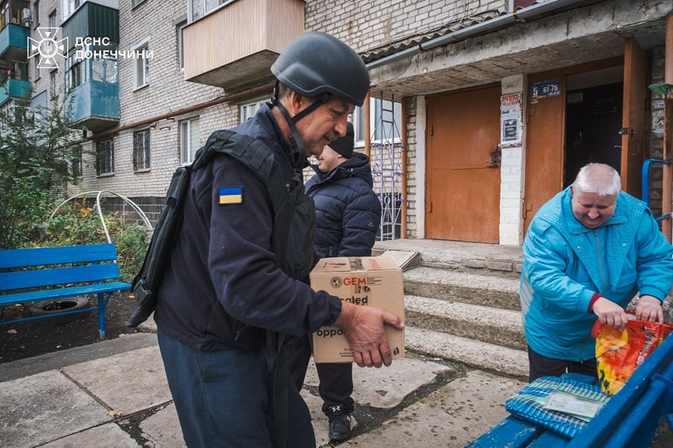 Більше тонни продуктових наборів доставили рятувальники мешканцям прифронтових населених пунктів Донеччини