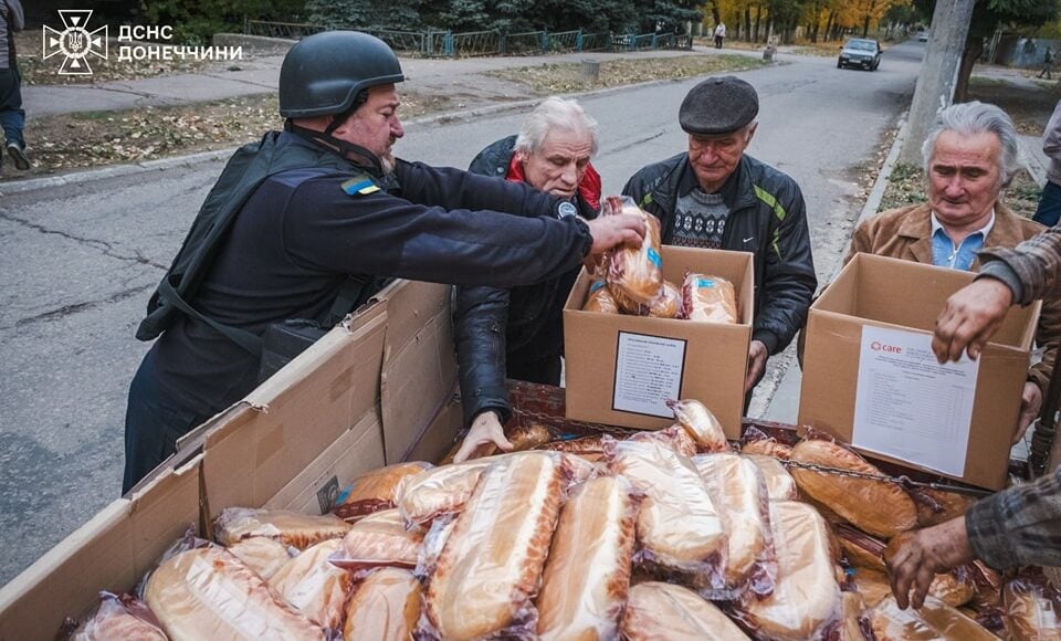 Более тонны продуктовых наборов доставили спасатели жителям прифронтовых населенных пунктов Донецкой области