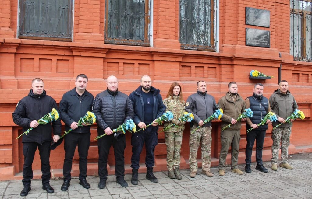 У Слов'янську у день Гідності та Свободи поклали квіти до меморіальних дошок Героям України