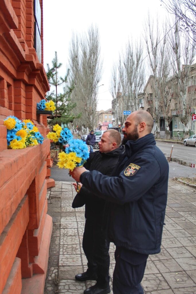 У Слов'янську у день Гідності та Свободи поклали квіти до меморіальних дошок Героям України