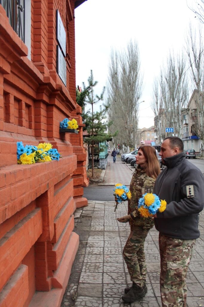 У Слов'янську у день Гідності та Свободи поклали квіти до меморіальних дошок Героям України