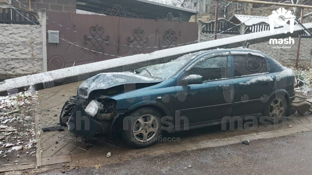 Під окупованим Донецьком залишилися без світла будинки на трьох вулицях через водія, який збив опору ЛЕП (фото)