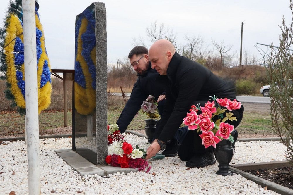 Донецька ОВА і керівники ДСНС та СБУ у День Гідності та Свободи вшанували пам'ять загиблих Героїв України (фото)