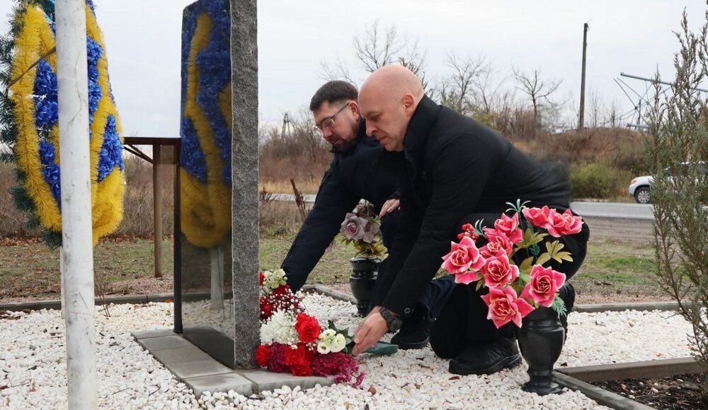 Донецька ОВА і керівники ДСНС та СБУ вшанували пам'ять загиблих героїв України (фото)