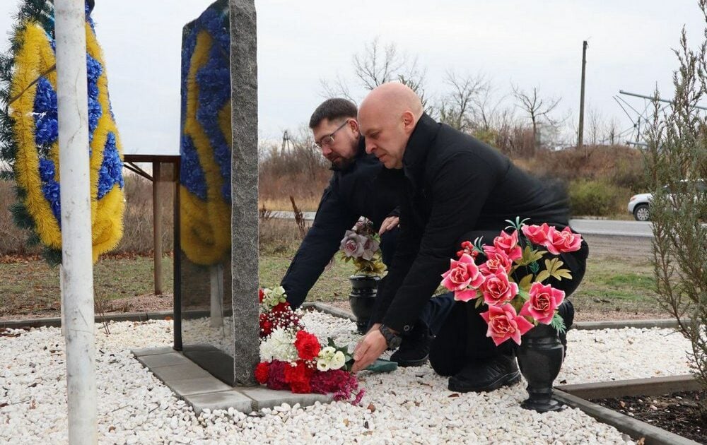 Донецька ОВА і керівники ДСНС та СБУ у День Гідності та Свободи вшанували пам'ять загиблих Героїв України (фото)