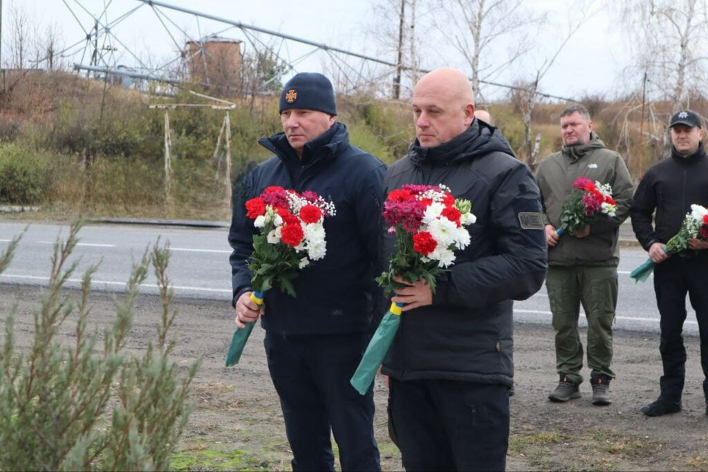 Донецька ОВА і керівники ДСНС та СБУ у День Гідності та Свободи вшанували пам'ять загиблих Героїв України (фото)