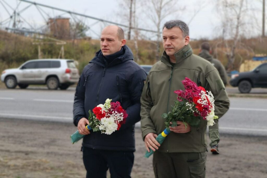 Донецька ОВА і керівники ДСНС та СБУ у День Гідності та Свободи вшанували пам'ять загиблих Героїв України (фото)