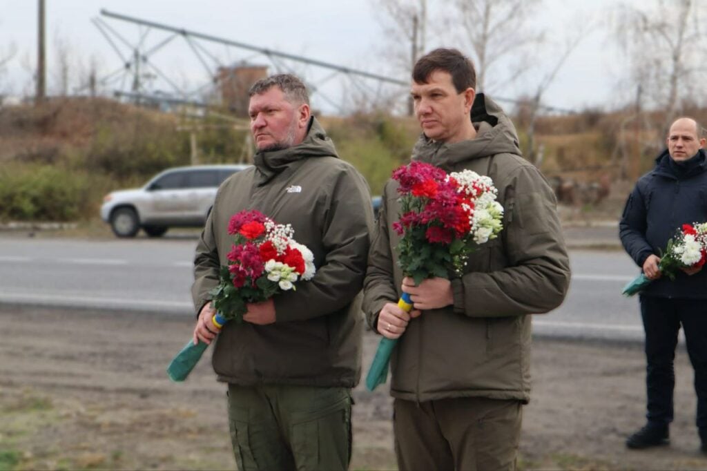 Донецька ОВА і керівники ДСНС та СБУ у День Гідності та Свободи вшанували пам'ять загиблих Героїв України (фото)