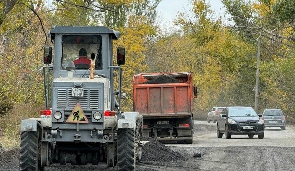 Возле Мариуполя оккупанты ремонтируют часть дороги в Крым