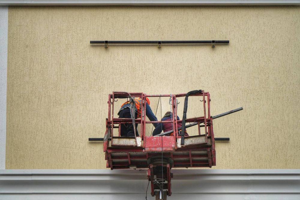 В Маріуполі на "Будинку з годинником" російські окупанти монтують циферблат (фото)