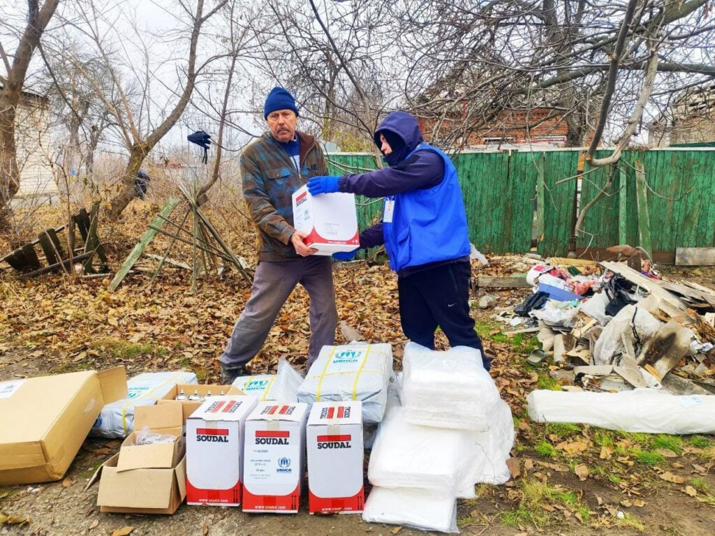 Мешканці Дружківки отримали будівельні набори для екстреного ремонту пошкоджених осель внаслідок нічного обстрілу