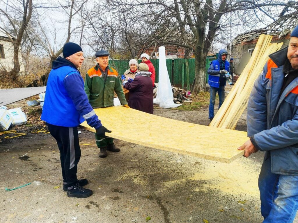 Мешканці Дружківки отримали будівельні набори для екстреного ремонту пошкоджених осель внаслідок нічного обстрілу