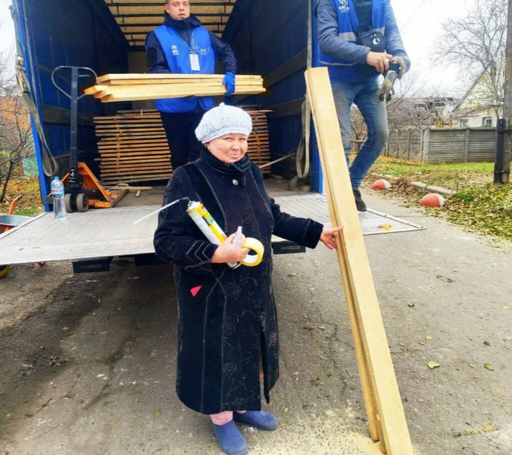 Мешканці Дружківки отримали будівельні набори для екстреного ремонту пошкоджених осель внаслідок нічного обстрілу