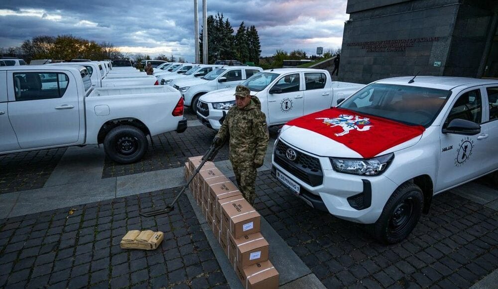 Литва передала Украине автомобили и миноискатели