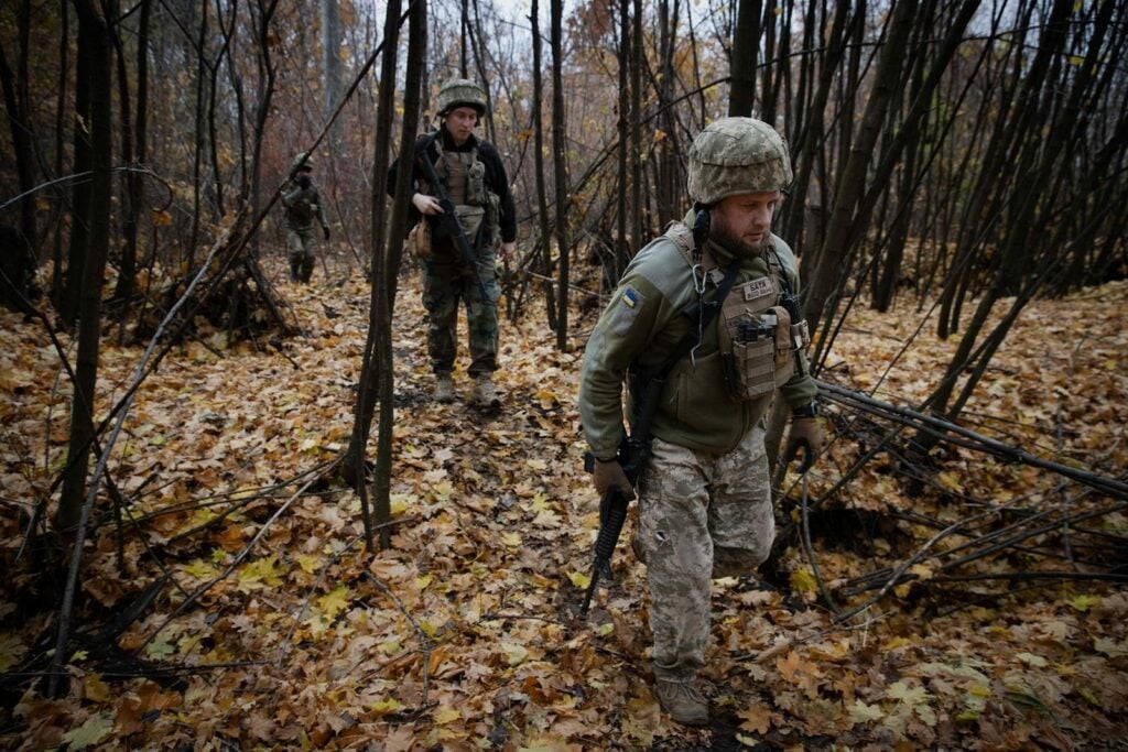 Морские пехотинцы показали работу артиллерии на Восточном направлении из-за объектива фотожурналиста The New York Times 7