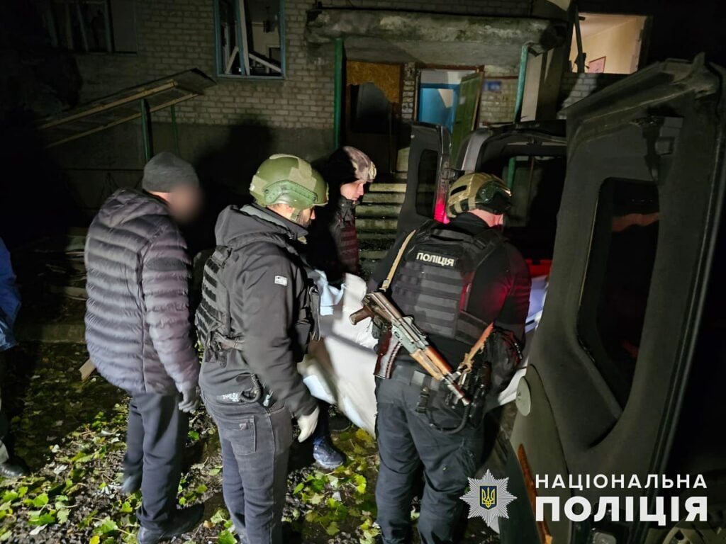 Поліція показала перші хвилини після обстрілу Миколаївки на Донеччині, де поранено 5 людей