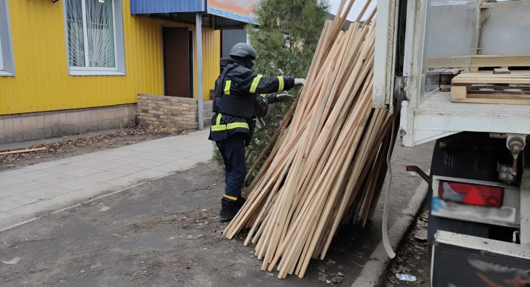 Минулої доби рятувальники розвантажили 30 тонн гуманітарної допомоги для мешканців села Комар