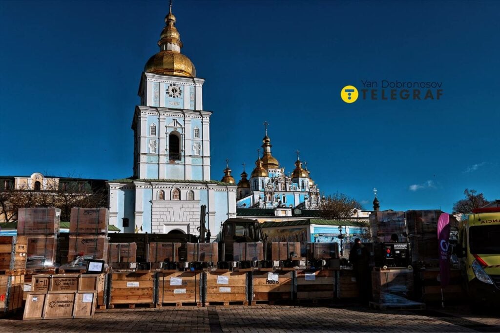 Митрополит Епіфаній освятив благодійну допомогу для Сил оборони, зокрема на Донецький напрямок