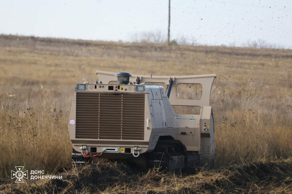 На Донеччині машина GСS-200 допомагає піротехнікам ДСНС розміновувати складні ділянки територій