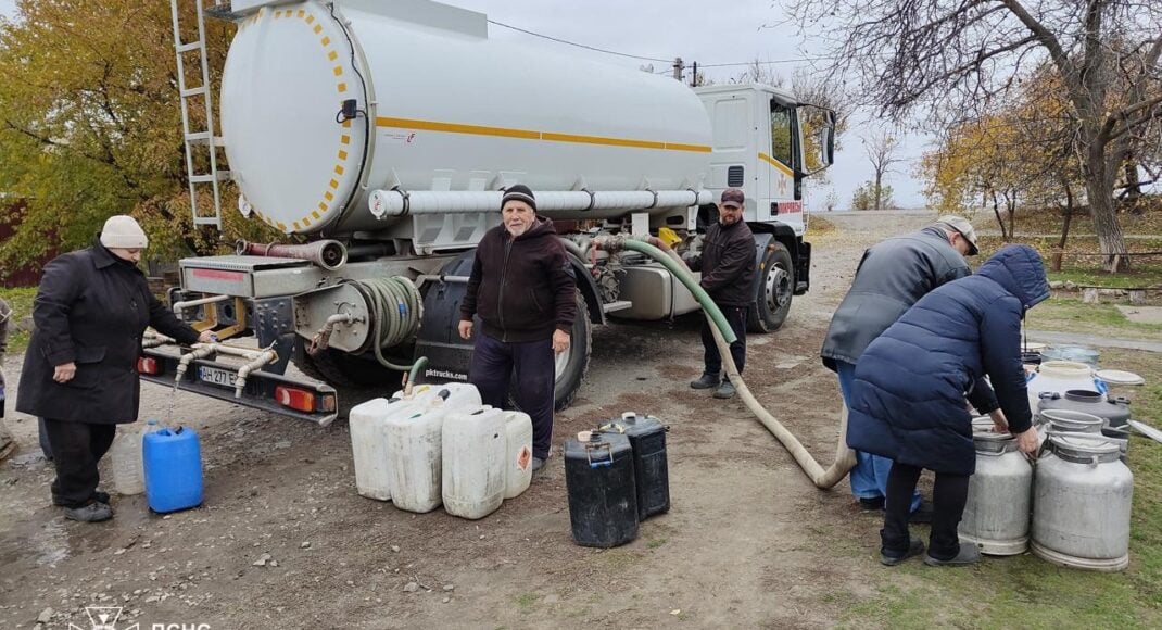 На Донеччині рятувальники привезли 16 тонн питної води жителям Костянтинівки (фото)