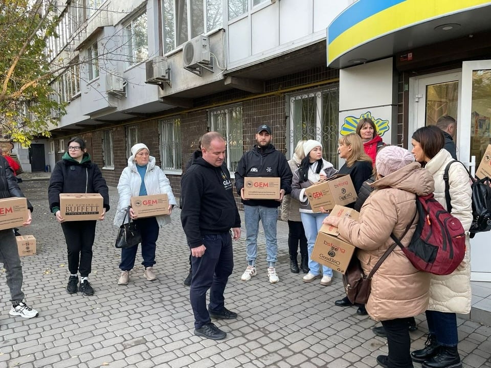 Переселенці з Маріупольського району отримали у Києві допомогу гуманітарну GEM та HGBF