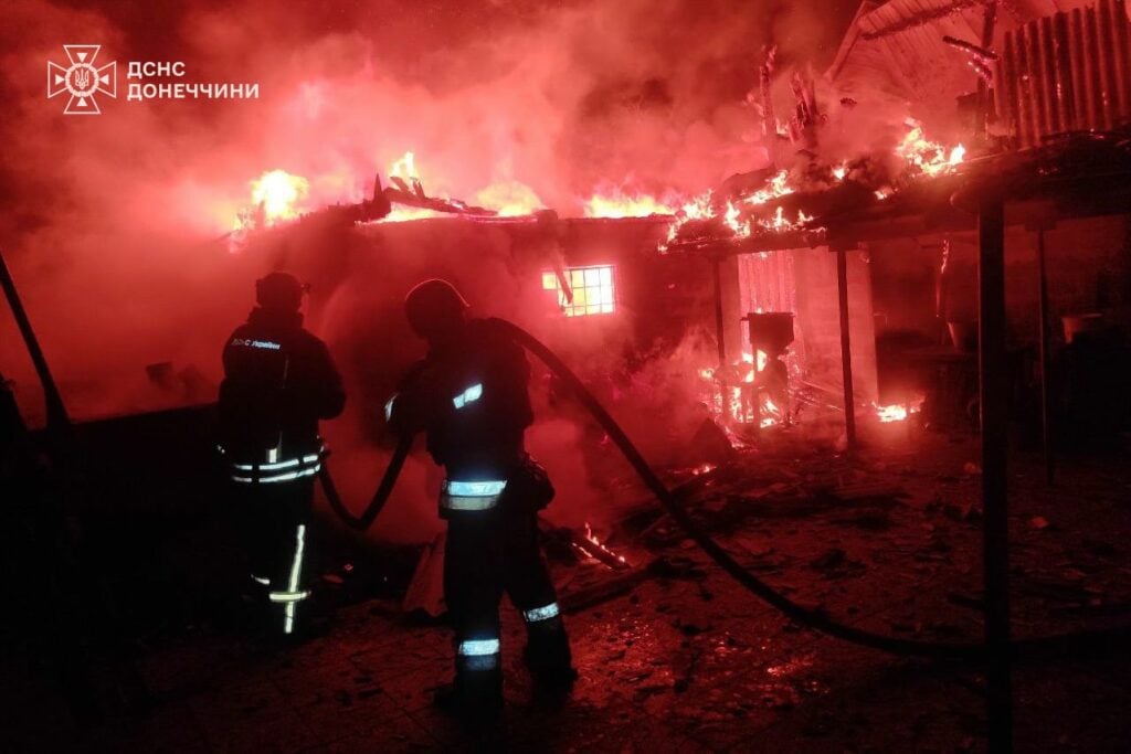 У Покровську рятувальники ліквідували чергову пожежу, спричинену ворожим обстрілом