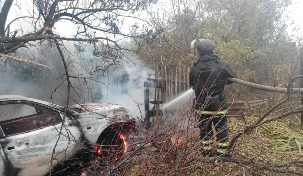 В Покровском районе из-за вражеского обстрела возник пожар легкового автомобиля