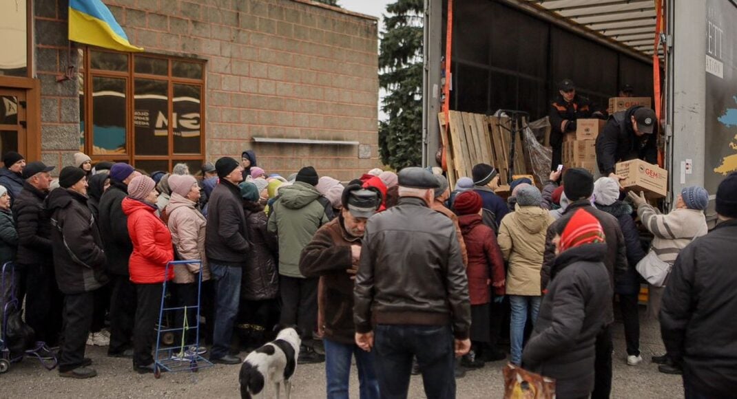 Продуктовые наборы и питьевую воду от GEM и HGBF получили жители поселка Новодонецкое (фото)