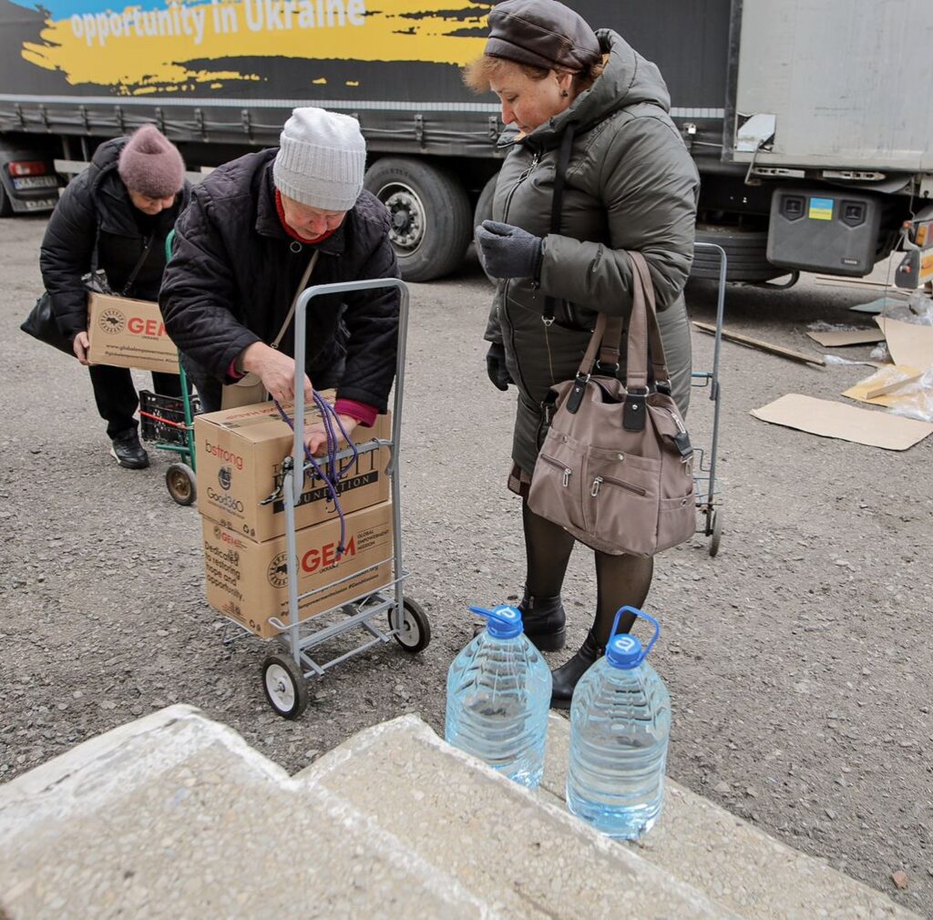 Продуктовые наборы и питьевая вода от GEM и HGBF получили жители поселка Новодонецкое 3