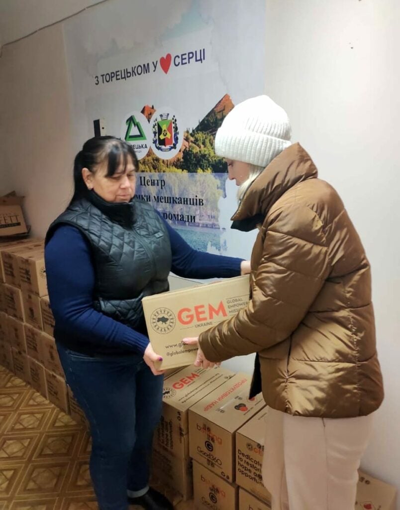 Продуктові набори від GEM та HGBF отримали у Києві переселенці Торецької громади