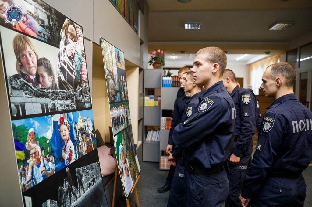 У Дніпрі відкрили виставку, в якій представлені фотографії із блокадного Маріуполя