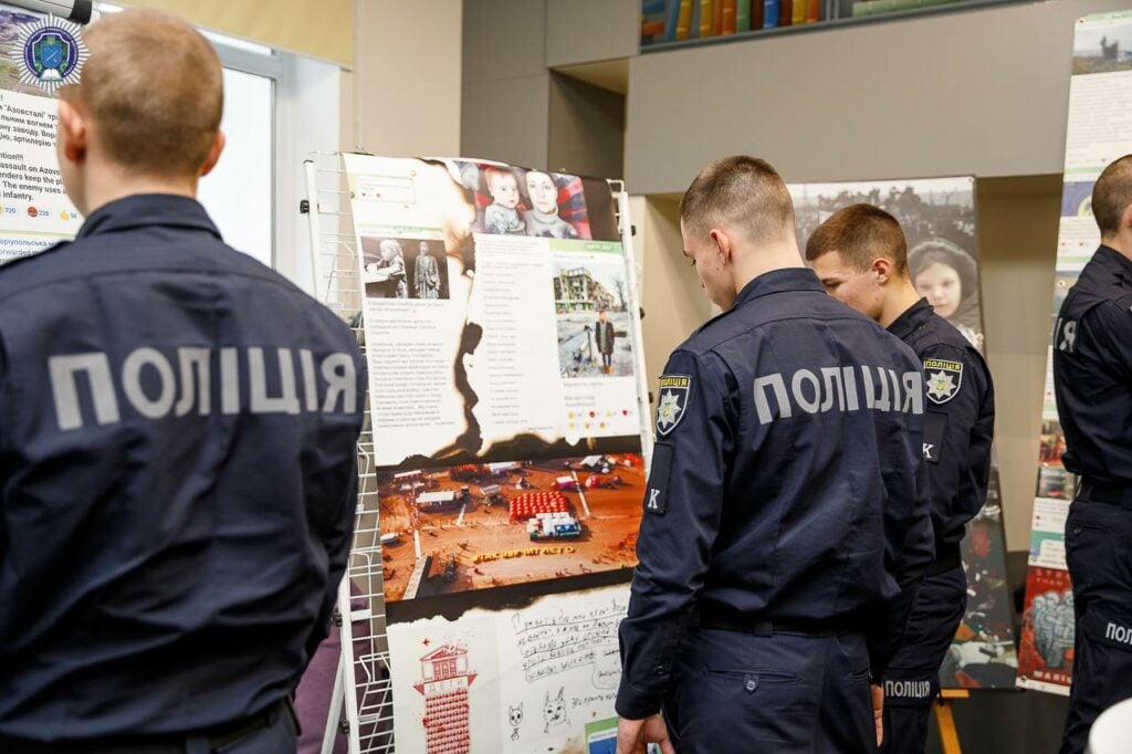 У Дніпрі відкрили виставку, в якій представлені фотографії із блокадного Маріуполя