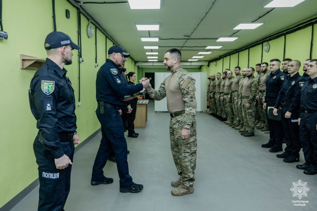 У Краматорську патрульним вручили почесні нагрудні знаки, відомчі відзнаки МВС та нагородну зброю