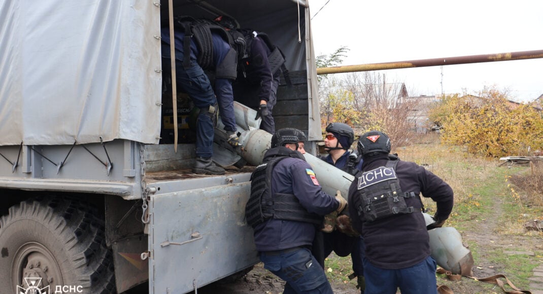 У Лимані піротехніки ДСНС вилучили фрагмент від РСЗВ "Смерч", який застряг на приватному подвір’ї