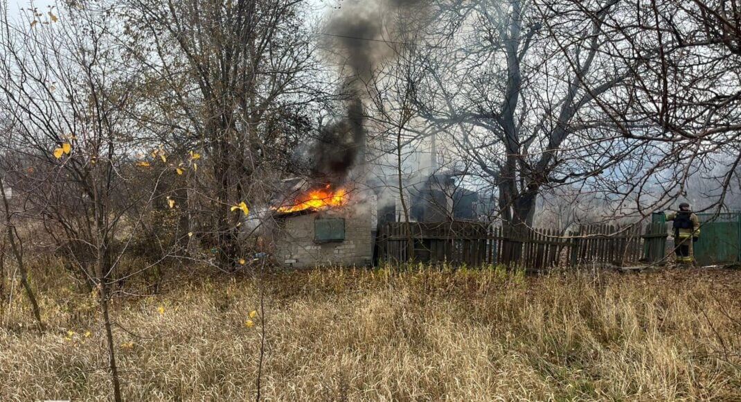 В Мирнограде спасатели ликвидировали пожар, который возник в результате обстрела (фото)