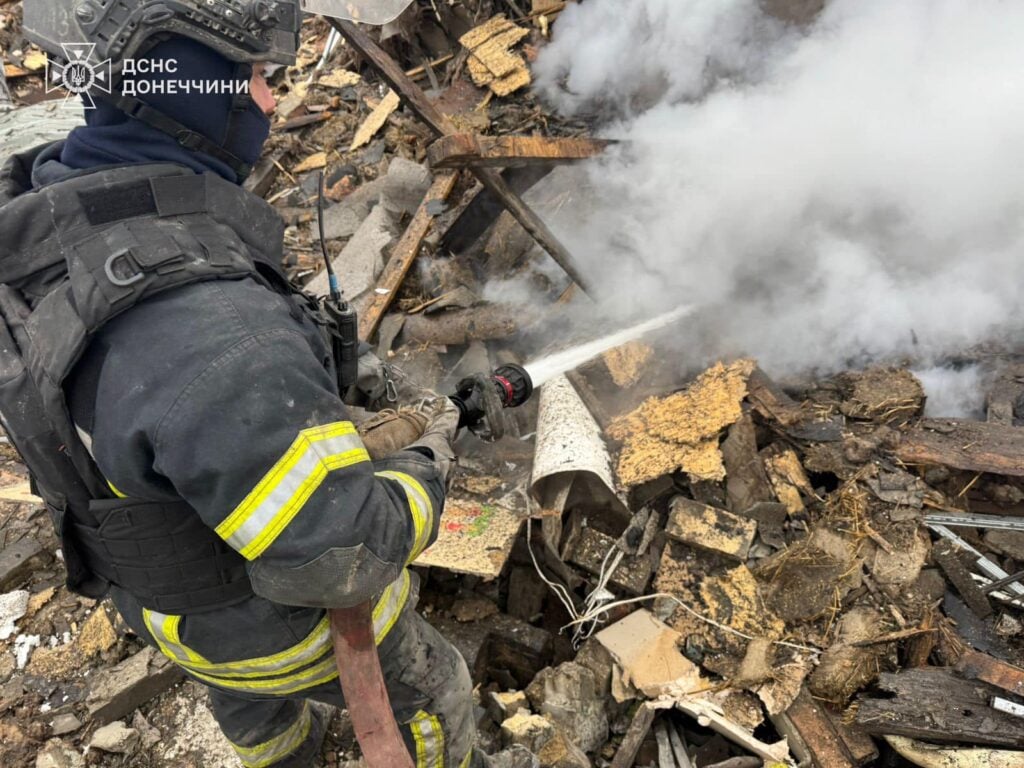 У Мирнограді рятувальники ліквідували пожежу, яка виникла внаслідок обстрілу