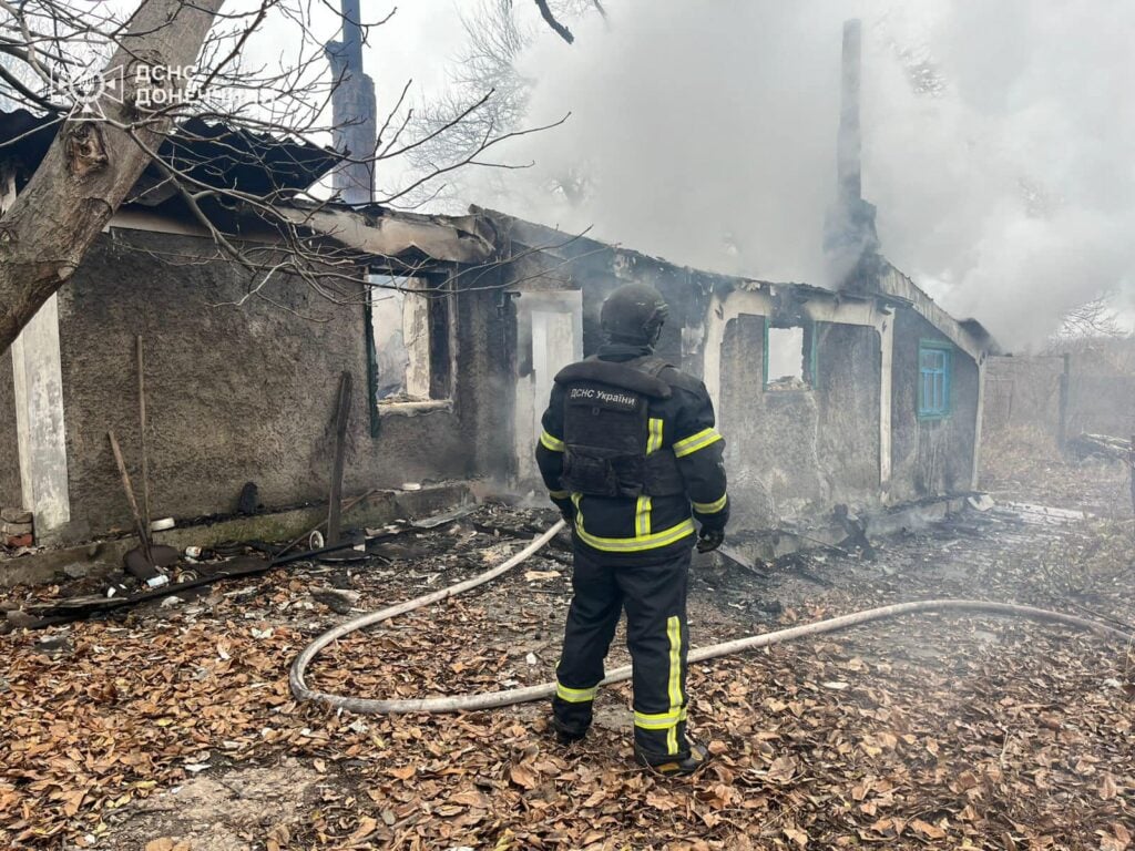 У Мирнограді рятувальники ліквідували пожежу, яка виникла внаслідок обстрілу