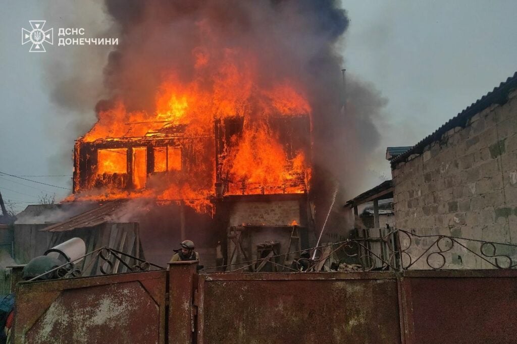 У Покровську минулої доби рятувальники ліквідували пожежу житлового будинку