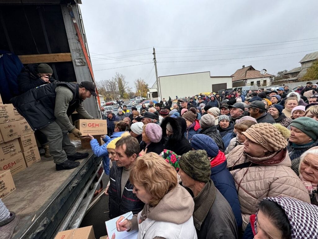 У три селища Покровського району привезли воду та продуктові набори від GEM та HGBF 1