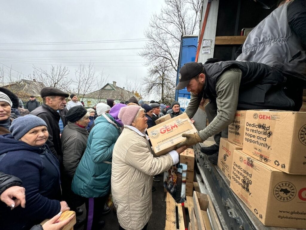 У три селища Покровського району привезли воду та продуктові набори від GEM та HGBF 2