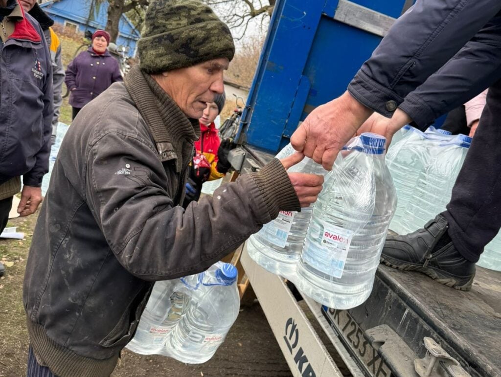 У три селища Покровського району привезли воду та продуктові набори від GEM та HGBF 3