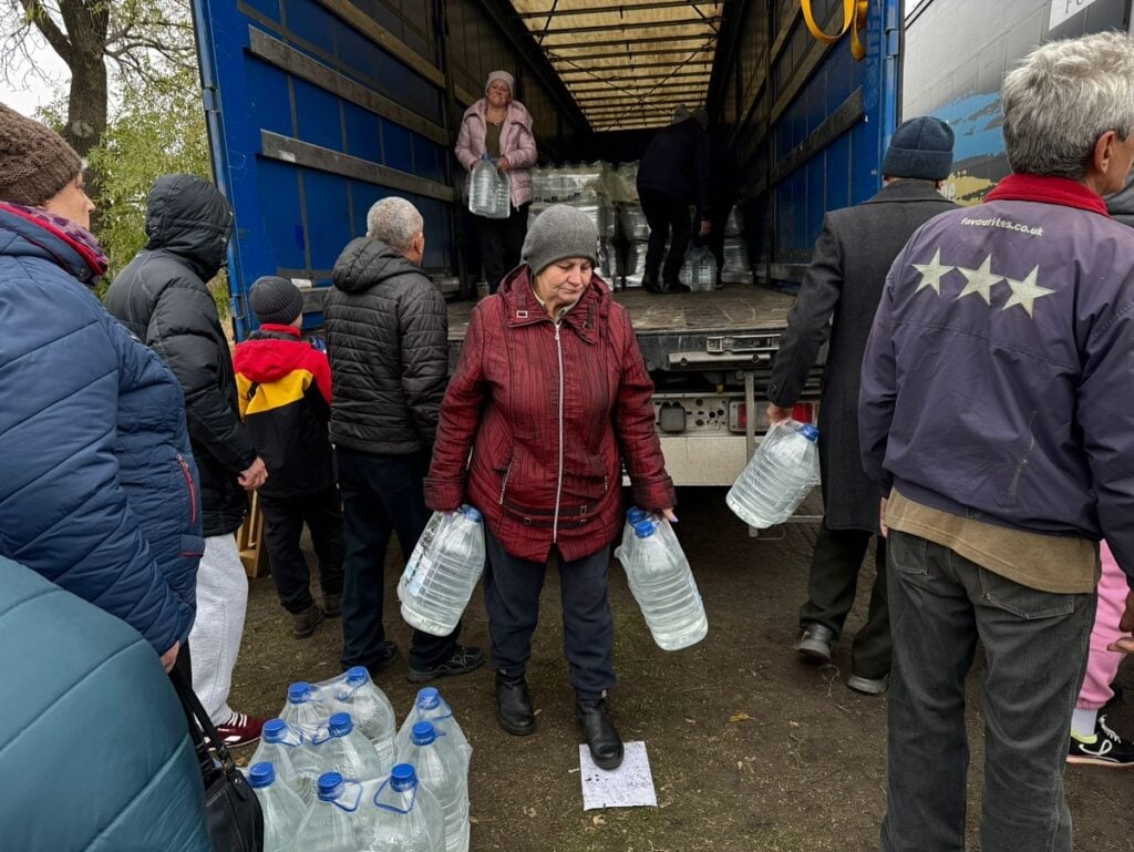 У три селища Покровського району привезли воду та продуктові набори від GEM та HGBF 4