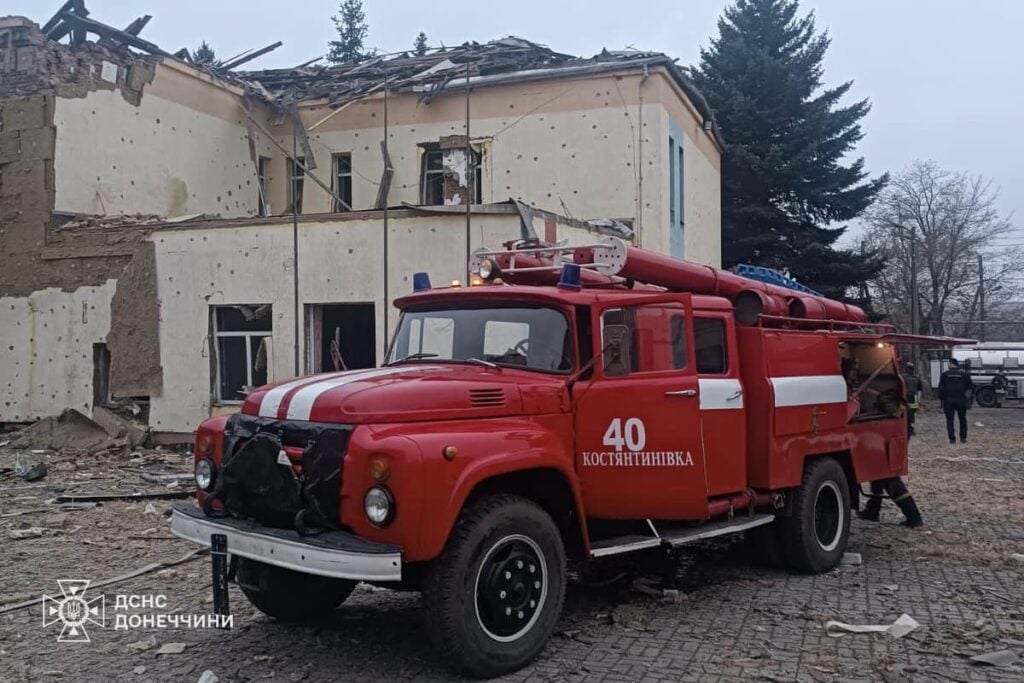 Внаслідок сьогоднішнього удару по Іванопіллю загорілася адміністративна будівля