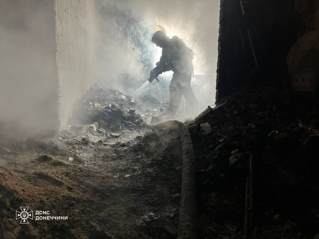 Пожарные два часа тушили пожар в пятиэтажке в Мирнограде Донецкой области 2