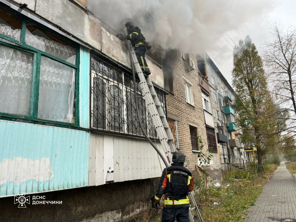 Пожарные два часа тушили пожар в пятиэтажке в Мирнограде Донецкой области 3