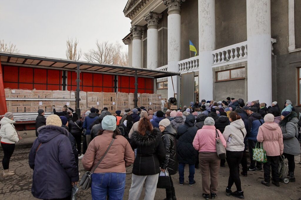 Жителям Білозерського на Покровщині отримали сімейні набори з найнеобхіднішими продуктами