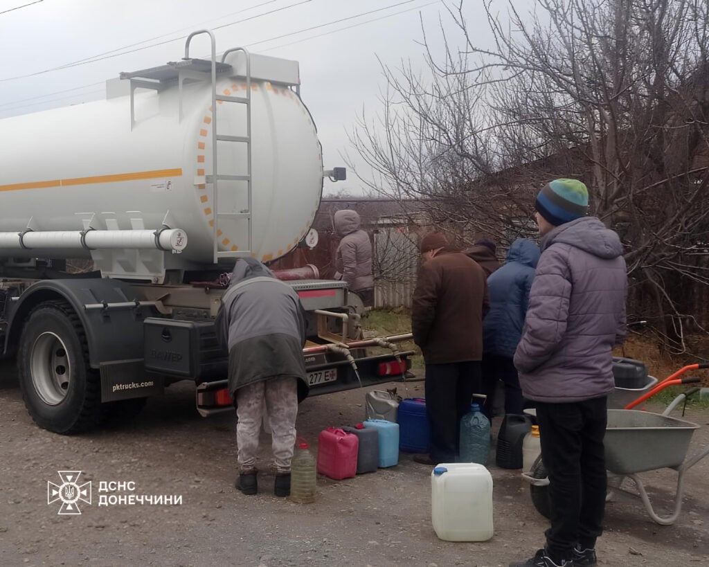 Жителям прифронтової Костянтинівки привезли 16 тонн питної води