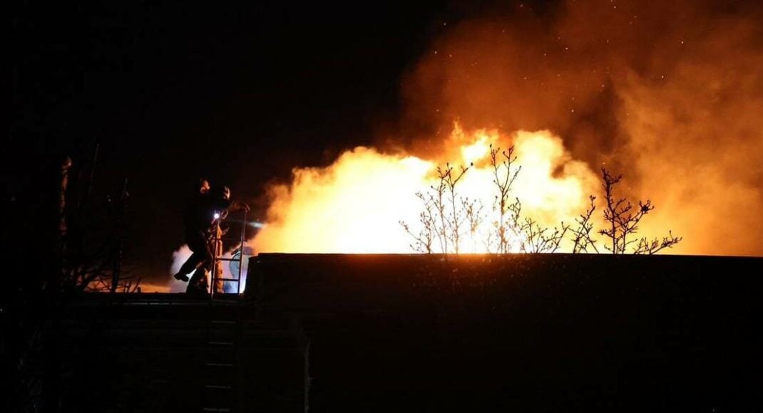 Українські служби показали інформаційним агенціям уламки російської ракети, яка вдарила по Дніпру, — Зеленський